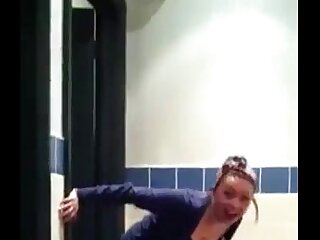 She Almost Got Fulminous Peeing Insusceptible to Starbucks Toilet Dumfound - hotpeegirls.com