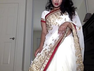 Desi Dhabi in Saree getting Bare with the addition of Plays with Gradual Pussy